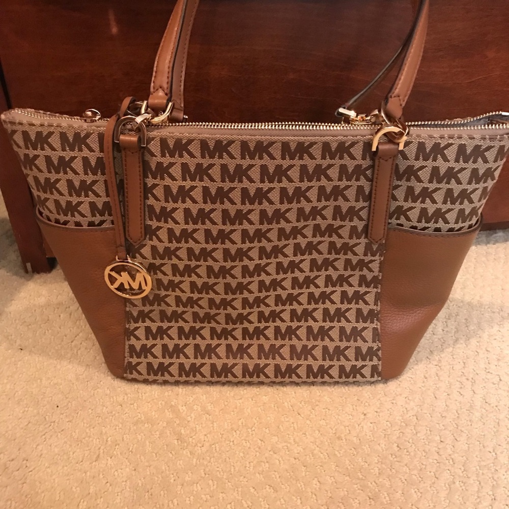 Michael Kors Signature Bedford Tote - Picture 3 of 6